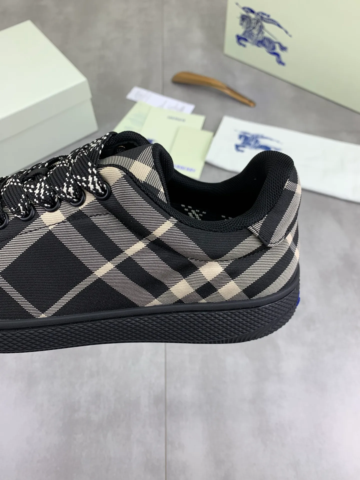 Factory price P580 [BURBERRY] Burberry - High-end quality original order - Upper: imported 🔝 original material - Lining: cowhide lining, feet; water-dyed cowhide - Outsole: ultra-light TPR rubber; two-color molded outsole - Super high quality control · Fine workmanship: highlighted (high-end, extravagance, grade) -Size: 38-46 (Male 38 46 can be customized) · Color: 4️⃣ colors available